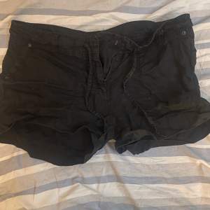Svarta lågmidjade shorts i storlek 42😊