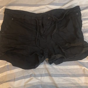Shorts  - Svarta lågmidjade shorts i storlek 42😊