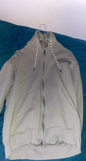 En jätte snygg Zip upp hoodie 🎀 Köpt f - Den är Från Zalando köpt för 399kr men kommer säljas för 149kr🎸säljs då eftersom har bytt stil och osv🫶🏼