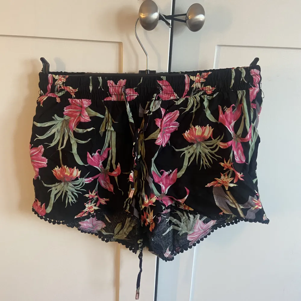 Ulla red shorts storlek S svarta med blommor , aldrig använt . Shorts.