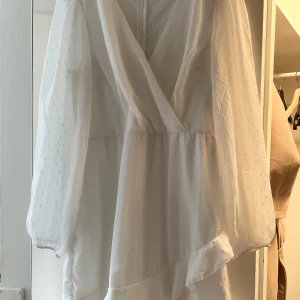 Studentklänning  - Köpte flera st och därav har jag massa studentklänningar med prislapparna kvar på, denna är aldrig använt. 