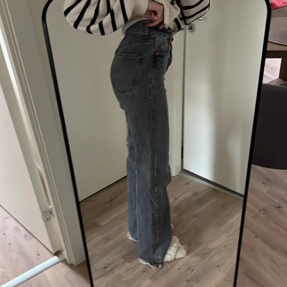 Så sköna och långa jeans från zara! Sitter bra i längden på mig som är 172cm!. Jeans & Byxor.