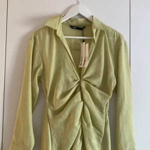 Klänning  - Superfin klänning från zara som tyvärr inte har kommit till användning! Helt oanvänd med lapp kvar! 250kr exkl frakt