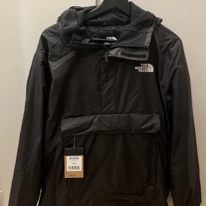 The North Face jacka - Helt ny fodrad fanorak-jacka från The North Face i storlek M. Köpt förra året och tanken var att använda den men inte blivit så därför är lapparna fortfarande kvar. Orderbekräftele och kvitto går att få om så önskas. Ord. pris 1895kr.