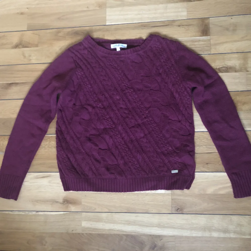 Röd/burgundy stickad tröja från kappahl( Hampton Republic 27 ). I storlek xs. Inga defekter eller så☺️ Den är JÄTTESKÖN! Supermjuk🥹❤️. Stickat.