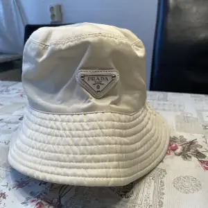 Toppskick Prada hatt som är perfekt för semester resa.