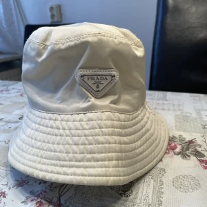 Vit Prada hat  - Toppskick Prada hatt som är perfekt för semester resa.