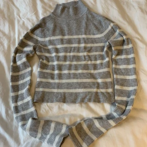 Pull and bear turle neck - Mjuk stickad turtle neck från Pull and Bear. Använd men nyskick. Liten i storleken och ganska croppad. 