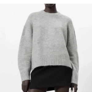 Tröja  - Säljer en ljusgrå stickad tröja i stl M, men skulle säga att de är som en S. Sitter fint oversized på en S. Skriv för frågor🫶  Obs, skriv till mig privat om ni vill buda.  Bud ligger just nu på 300. 