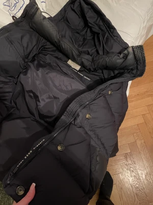 Boomerang vinter jacka - Säljer en fin Alexandra dunjacka Blackish Navy använd endast en vinter. Nypris på denna jacka är 5999kr men säljer 2300kr. Kan absolut tänka mig att gå ner i pris vid snabb affär. Storleken är en XS men fungerar mycket väl som en S-M! 
