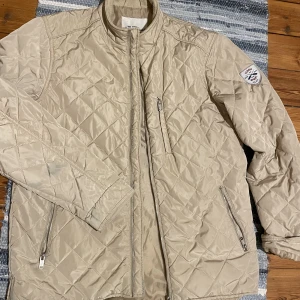 tunn dunjacka  - beige tun jacka perfekt till vintern och våren. jag brukar ha xs/s men den här passar mig då den är perfekt oversized!!
