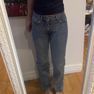 Mid rise straight jeans Zara - Jag säljer mina blåa midrise straight jeans från Zara, jättefina men passar ej längre.