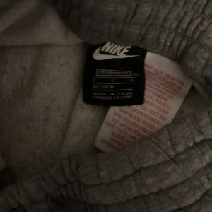 Nike mjukis gråa  - Storlek 147-158 säljer för ja aldrig använder de. Ett Pytte litet hål som inte syns men skriv för fler frågor