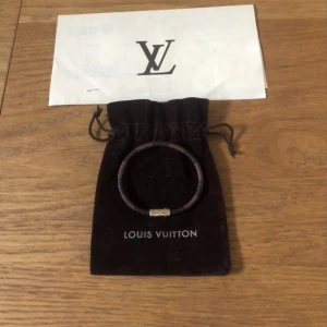 Louis Vuitton Keep it damier armband - LV keep it bracelet  Sparsamt använd armband från Louis Vuitton ( Keep it damier)  Kvitto skickas med