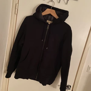 Burberry hoodie - Hoodie av burberry, oanvänd. Otroligt bra skick. Säljes pga storlek för stor. Storleken är M, men kan lätt gå för L också.