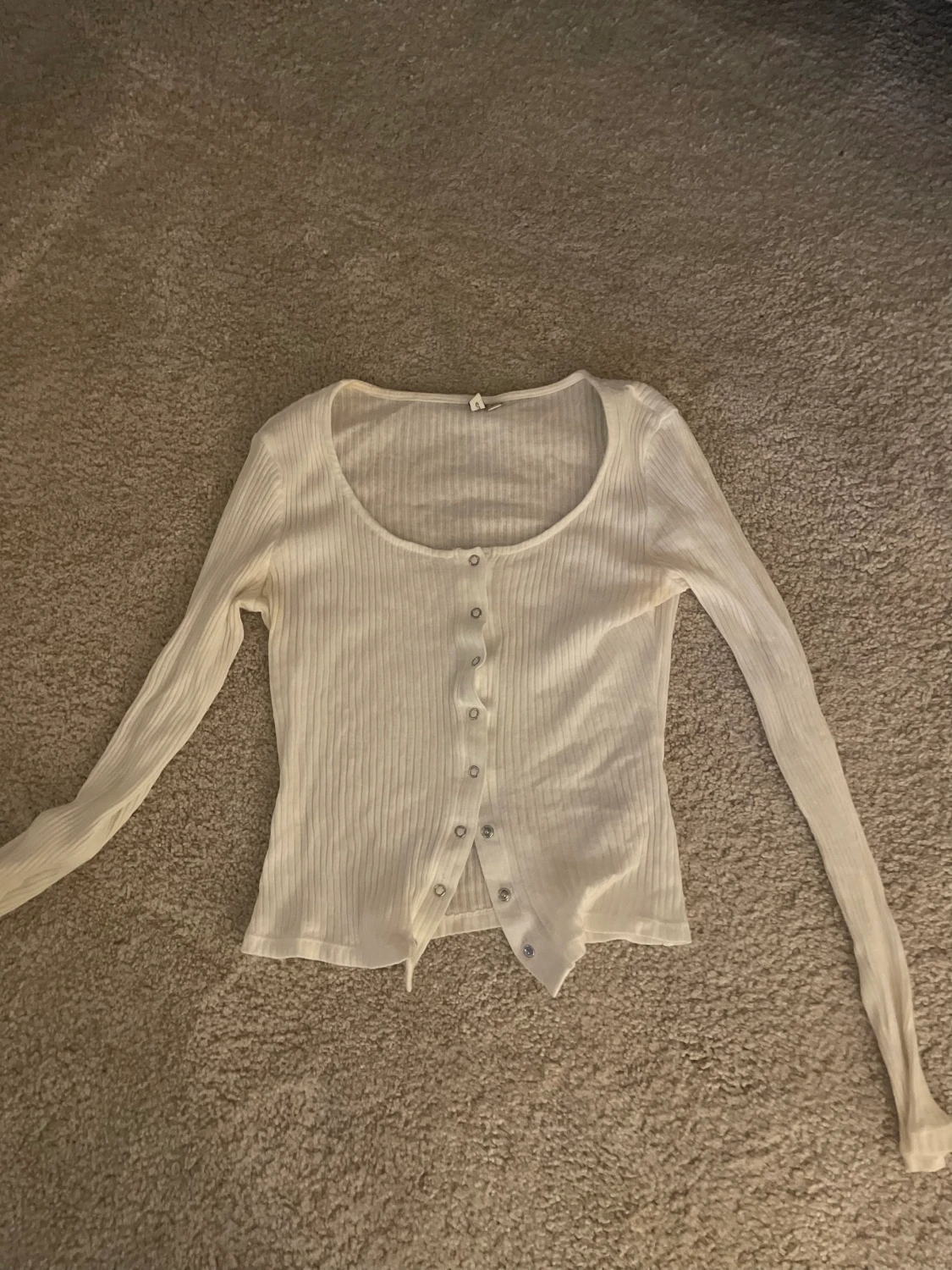 Vit tröja med knappar