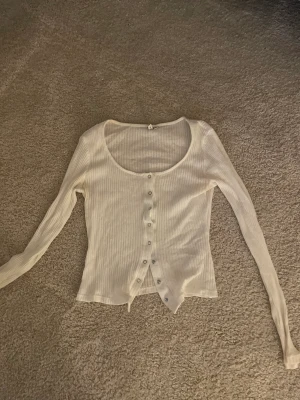 Vit tröja med knappar - Vit tröja med knappar från Nelly.Com i storlek Xs
