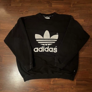 Snygg vintage adidas sweatshirt  - Supersnygg adidas sweatshirt i storleken XL