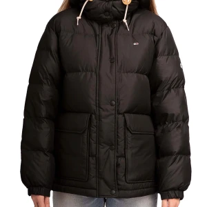Tommy Hilfiger blå jacka strl S - Säljer denna fina och varma blå vinterjacka från Tommy Hilfiger i storlek S och som jag betalat 3 199kr för och använt förra vintern. (Första två bilderna är på samma jacka men i svart färg)