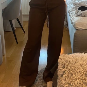 Linnebyxor  - Bruna linnebyxor från HM. Har blivit för små. Lågmidjade!