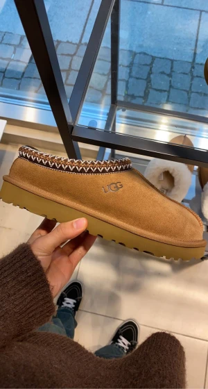 Ugg tasman  - Säljer mina älskade skor som köptes i slutet av december. Säljer att de förtjänar mer kärlek, skriv för mer bilder. Låda tillkommer 🙌