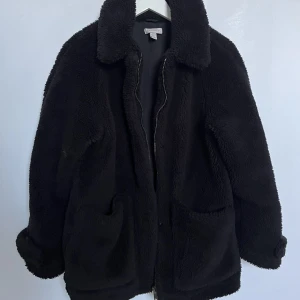 Teddyjacka - Svart teddyjacka ifrån TopShop, storlek 32-34. Säljer då jag tycker den är för liten och kort i armarna  