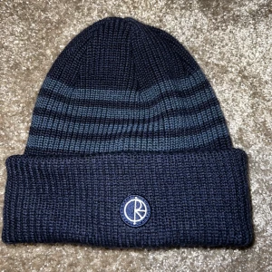 Polar beanie - Helt ny polar beanie. Använd en gång, skick: 10/10. Inga tecken på användning. Skitsnygg men jag har tyvärr för stort hår för den. Kostade 500 kr ny. Köpt december 2020, inte använts endast legat orörd i en låda