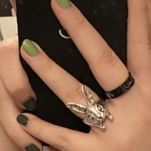 Kanin ring - cool kanin ring skulle gissa på att det är storlek m-L, tingen är justerbar!