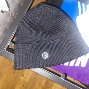 Polar mössa  - Säljer min Super fina mössa, knappt använd så super bra kvalitet💗✨(ordinarie pris 400kr)köpare står för frakt.💓