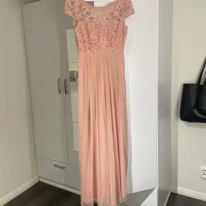 Rosa balklänning från VILA i storlek S/36 Helt oanvänd pga corona