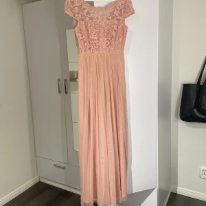 Rosa balklänning med spets strl 36 - Rosa balklänning från VILA i storlek S/36 Helt oanvänd pga corona