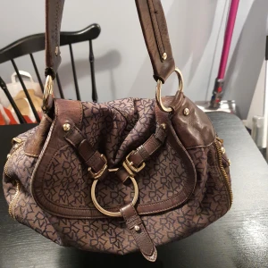 Väska DKNY - Väska från DKNY,äkta, välanvänd med slitage.