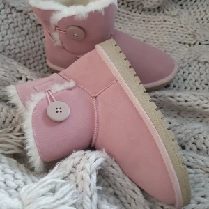 Uggs 37 vinterskor boots Inuikii moonboots mocka - Supersköna millennium rosa skor i storlek 37. Använda sparsamt och är i nyskick. Rosa mocka med vitt fluff inuti. Skorna kan med fördel impregneras innan det börjar tassas ute. Tveka inte att skriva vid funderingar och kolla gärna mina övriga annonser 