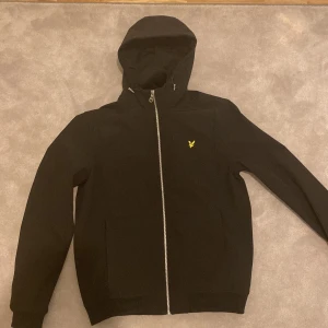 Lyle&Scott strl M - Hej jag tänker sälja min lyle&scott jacka jag har köpt den för nåra månader sen och har tröttnat på den tänker köpa en ny jacka om ni är intresserade så får ni kontakta mig. 