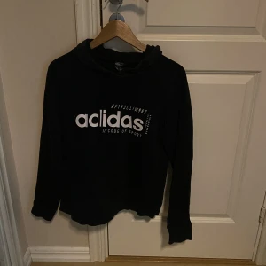 Adidas hoodie - Säljer nu min adidas hoodie då den tyvärr inte längre kommer till användning💕den är i bra skick