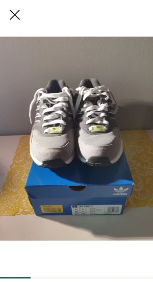ADIDAS ZX 1000 - Sneakers - Original. Orginal kartong ingår  DM för fler pics  Stl 38 (24 cm)  Bra skick. Använda 1 gång  Nypris: 799:-