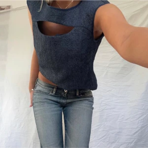 Cool festtopp - Cool festtop! Aldrog använd av mig och bra skick! Den är uppvikt på bilderna(lånade). Säljer då den var förstår för mig, uppskattad storlek M, jag brukar ha s!💋