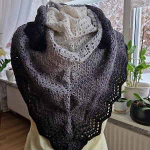 Sjal  - Bra tipps för en klapp till gamla och unga - sjal som kommer göra ens dag ljusare under vintertiden. Fin mönster och av garn i högsta kvalitet . Handgjorda och bra för omgivningen.