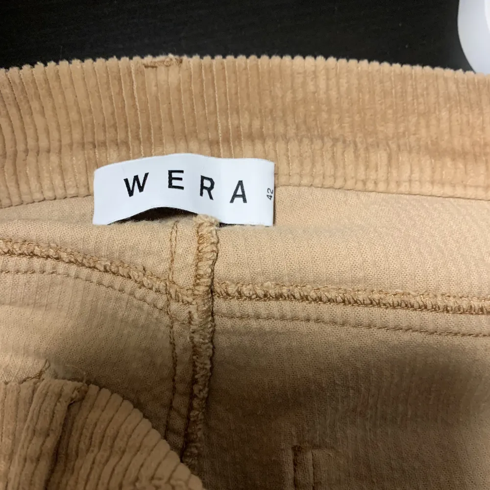 Ett par beiga jeans i Manchester tyg från Wera. De är i storlek 42 och är helt oanvända. Priset kan diskuteras. Köparen står för frakten💕. Jeans & Byxor.