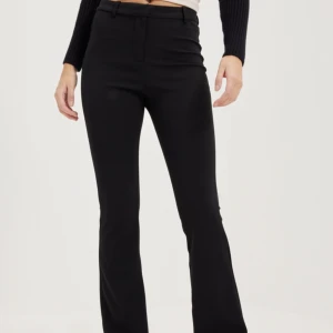 Kostymbyxor  - Säljer ett par svarta utsvängda kostymbyxor ifrån Vero Moda i storlek S/30. Säljer för 200kr+frakt💕