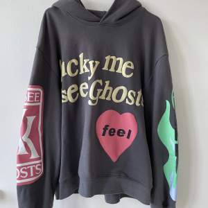 Kanye merch hoodie ”lucky me I see ghosts”. Storlek M - perfekt oversized fit. Fint skick!