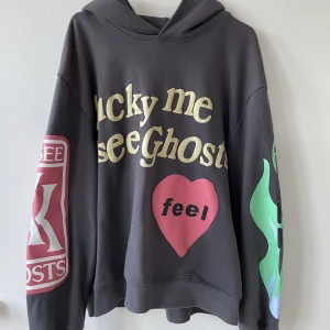 Kanye West merch hoodie - Kanye merch hoodie ”lucky me I see ghosts”. Storlek M - perfekt oversized fit. Fint skick!