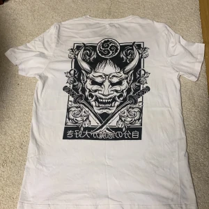 Yourturn t-shirt  - Vit t-shirt med motiv av en asiatisk figur  