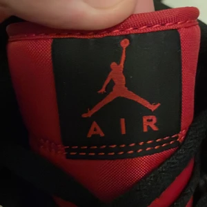 Röda Nike air jordans 1s storlek 44 - Använda ca 2 gånger, helt nytt skick, crease skydd, köpt från foot locket 