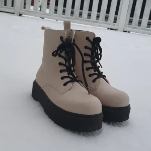 Skor - Storlek 36, använda 2-3 gånger, dom har en liten repa men inget som syns. Fodrade i.  Beige och vit. 