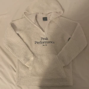 Peakperformance tröja - Väldigt bra nu under julen. Riktikgt skön och extremt mjuk🐻