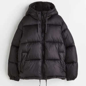 Vinterjacka - En jätte populär svart vinterjacka i jätte bra skick från hm. 