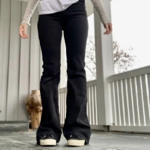 BOOTCUTJEANS - Lägger upp igen || Säljer dessa superfina jeans från Mango!  Midjemått: 70 cm cm Innerbenslängd: 80 cm Lårvidd: 44 cm. (Jag är 1,64 men som det syns på bilden är byxorna lite för långa för mig)  #jeans #bootcutjeans