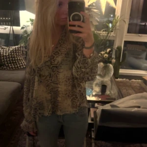 söt blus  - säljer denna supersöta blusen från zara med ”orm mönster” i storlek s💕