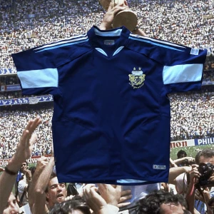 Fotbollströja!! 🇦🇷✨ - Icke officiell Argentina tröja. Tröjan är vanligt begagnat skick. Tröjan är runt L. Tveka inte att höra av dig om det skulle vara något! 🌱✨👌🏻